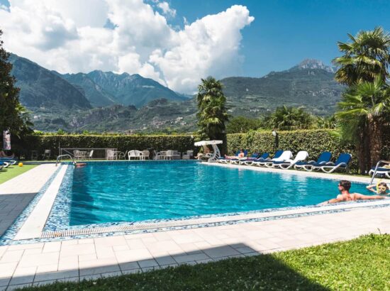 Piscina esterna con Panorama Hotel Campagnola Riva del Garda