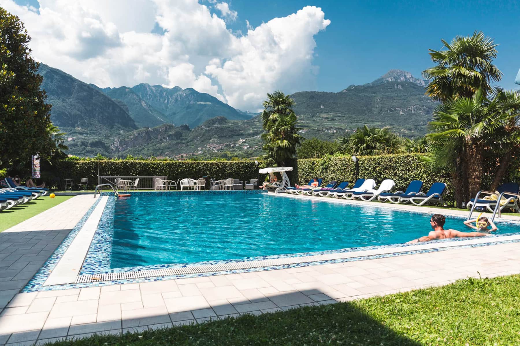 Piscina esterna con Panorama Hotel Campagnola Riva del Garda