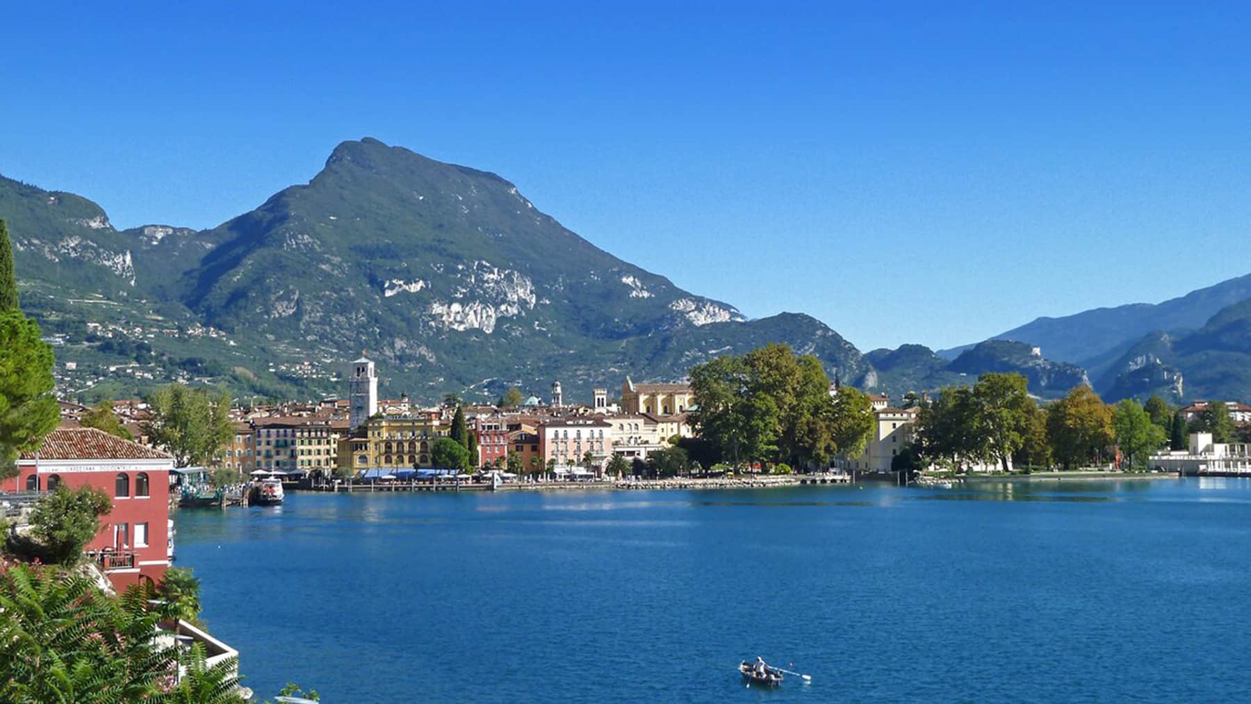 RIva del Garda vista lungo lago